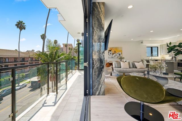 137 N Doheny Drive, West Hollywood CA: https://media.crmls.org/mediaz/12a808b3-dbed-4658-a267-ad20108af6cc.jpg