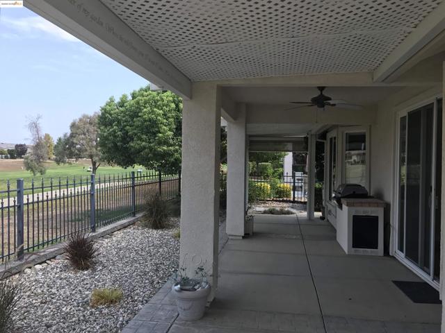 639 Pomona Dr, Brentwood CA: https://media.crmls.org/mediaz/12aa741c-baeb-4980-9dc4-3f1d708aa137.jpg