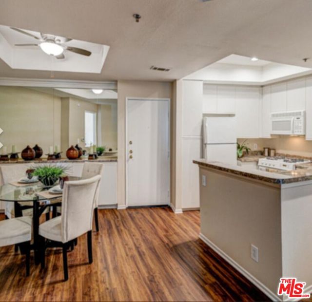 740 S Burnside Avenue, Los Angeles CA: https://media.crmls.org/mediaz/12aa9e9a-1856-47f9-b537-572493af3bcc.jpg