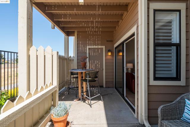 197 Lakeshore Ct, Richmond CA: https://media.crmls.org/mediaz/12ac9f5e-fa62-4c77-bd1a-43f5df2103f9.jpg