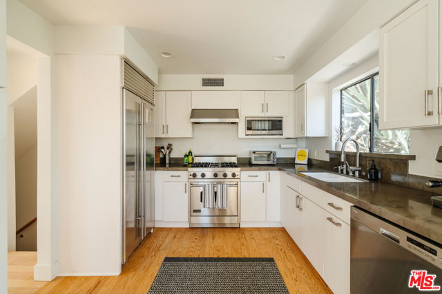 2261 Vasanta Way, Los Angeles CA: https://media.crmls.org/mediaz/12ad15e1-e3a0-44e0-be69-a10e0d082509.jpg