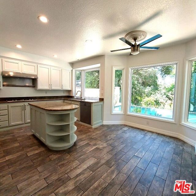 4342 Park Verdi, Calabasas CA: https://media.crmls.org/mediaz/12adc34c-04ec-490b-bed1-a67876d49f4a.jpg