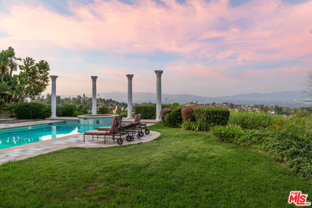 19016 Devonport Lane, Tarzana CA: https://media.crmls.org/mediaz/12ae78b7-d3df-48fa-8da7-67776046ee0f.jpg