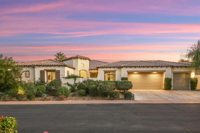 81107 Carefree Drive, Indio CA: https://media.crmls.org/mediaz/12aef2aa-5327-4f9d-83ca-34e76fe9bb60.jpg