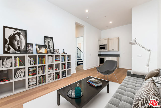 11770 N Hillsborough Lane, Porter Ranch CA: https://media.crmls.org/mediaz/12aeffa8-7e6d-40a3-a437-027c40587315.jpg