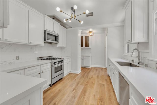 626 N Canon Drive, Beverly Hills CA: https://media.crmls.org/mediaz/12b02a48-fa96-4e41-9dbc-e90a9e06f2a3.jpg