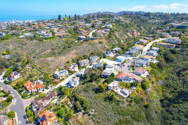 5995 La Jolla Corona Dr., La Jolla CA: https://media.crmls.org/mediaz/12b07b43-4d43-4f7b-8b69-870663348ed2.jpg