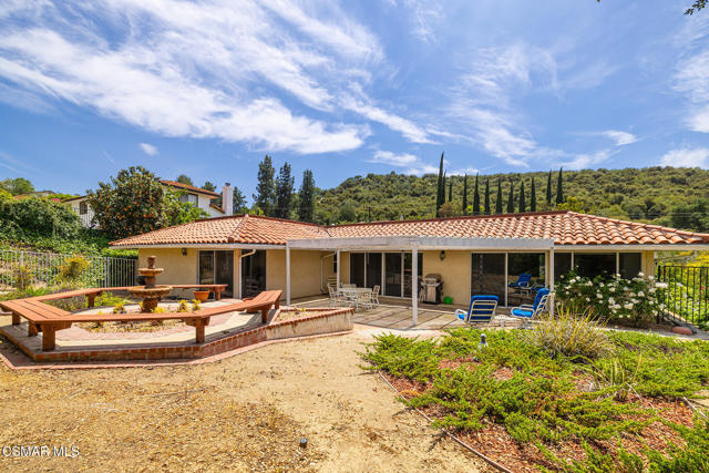3804 Eddingham Avenue, Calabasas CA: https://media.crmls.org/mediaz/12b0963f-9b9a-4a73-a1bf-078ca004d80d.jpg