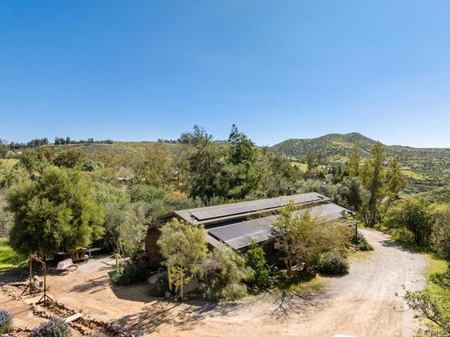 40707 Intrepid Rd, Hemet CA: https://media.crmls.org/mediaz/12b1cfee-40d8-46db-bb3c-25d332878d44.jpg