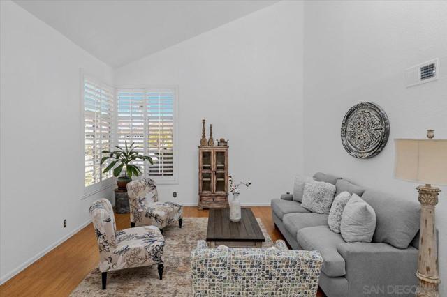 2208 Terracewood Ln, Escondido CA: https://media.crmls.org/mediaz/12b21949-3202-4545-bdd8-ed99e034aea7.jpg