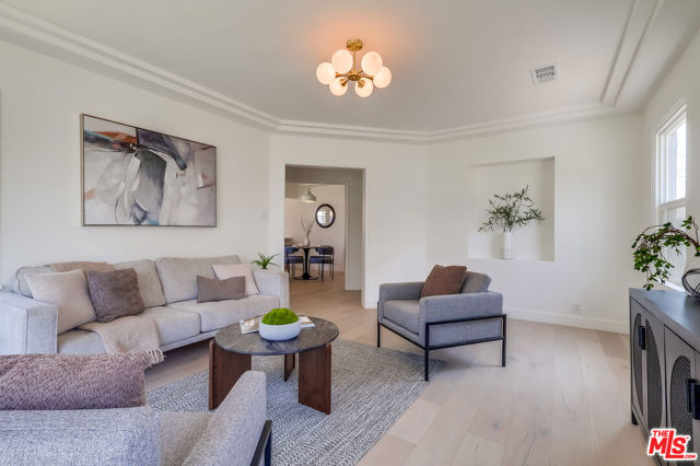 9116 S Wilton Place, Los Angeles CA: https://media.crmls.org/mediaz/12b2aaf1-79d1-48be-826a-0c9d8f39011e.jpg