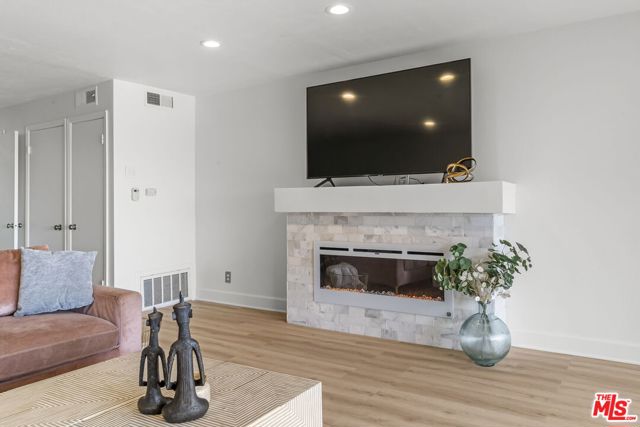 4553 Don Ricardo Drive, Los Angeles CA: https://media.crmls.org/mediaz/12b4c4fa-eec5-451e-b788-074de02458ee.jpg