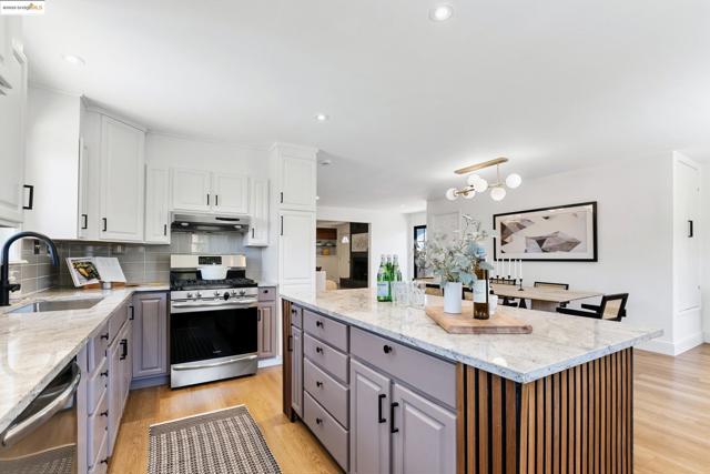 2391 Rancho Rd, El Sobrante CA: https://media.crmls.org/mediaz/12b54ea8-74a5-41ea-996c-5339183f615a.jpg