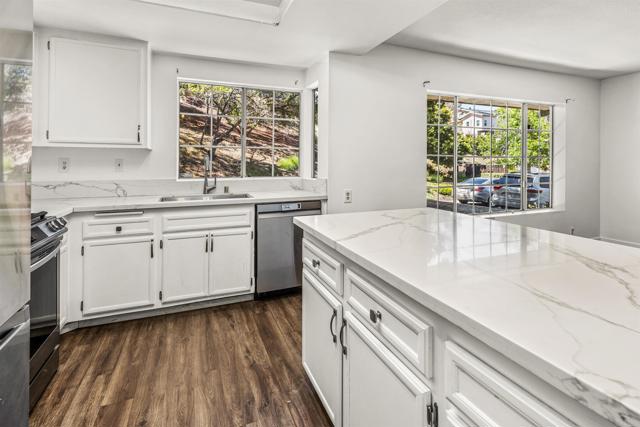 2482 Manzana Way, San Diego CA: https://media.crmls.org/mediaz/12b56606-d3b2-4071-9106-bce90093da10.jpg