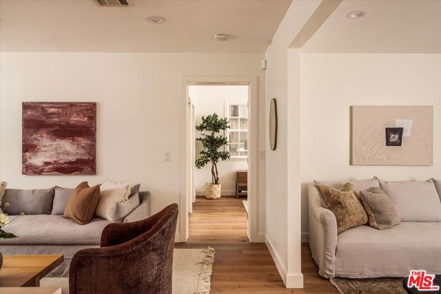 630 Brooks Avenue, Venice CA: https://media.crmls.org/mediaz/12b58078-abce-4281-bde9-2840e5f136fa.jpg