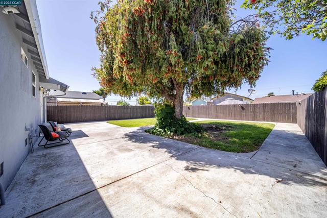 2421 Lincoln Ave, Richmond CA: https://media.crmls.org/mediaz/12b6074d-ac4f-4e6b-a90b-a2d0041a4f60.jpg