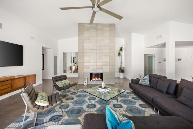1160 E Marion Way, Palm Springs CA: https://media.crmls.org/mediaz/12b77cf0-0c22-405f-9b3a-f81f41362e44.jpg