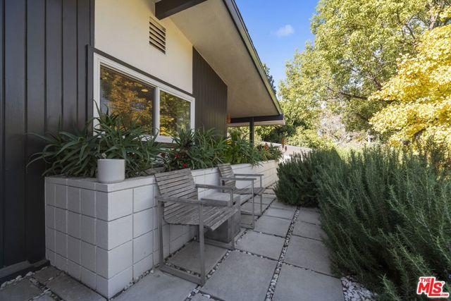 8670 Allenwood Road, Los Angeles CA: https://media.crmls.org/mediaz/12b7c591-05f8-48f2-9fa4-265cb04bc30e.jpg