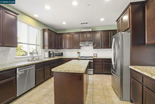 2536 Tomales Bay Dr, Bay Point CA: https://media.crmls.org/mediaz/12b81975-14b9-4b11-8643-23dcdcdd693d.jpg