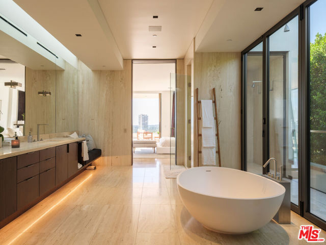 1305 Collingwood Place, Los Angeles CA: https://media.crmls.org/mediaz/12b89401-4138-4e8f-a2fa-79ffca234d03.jpg