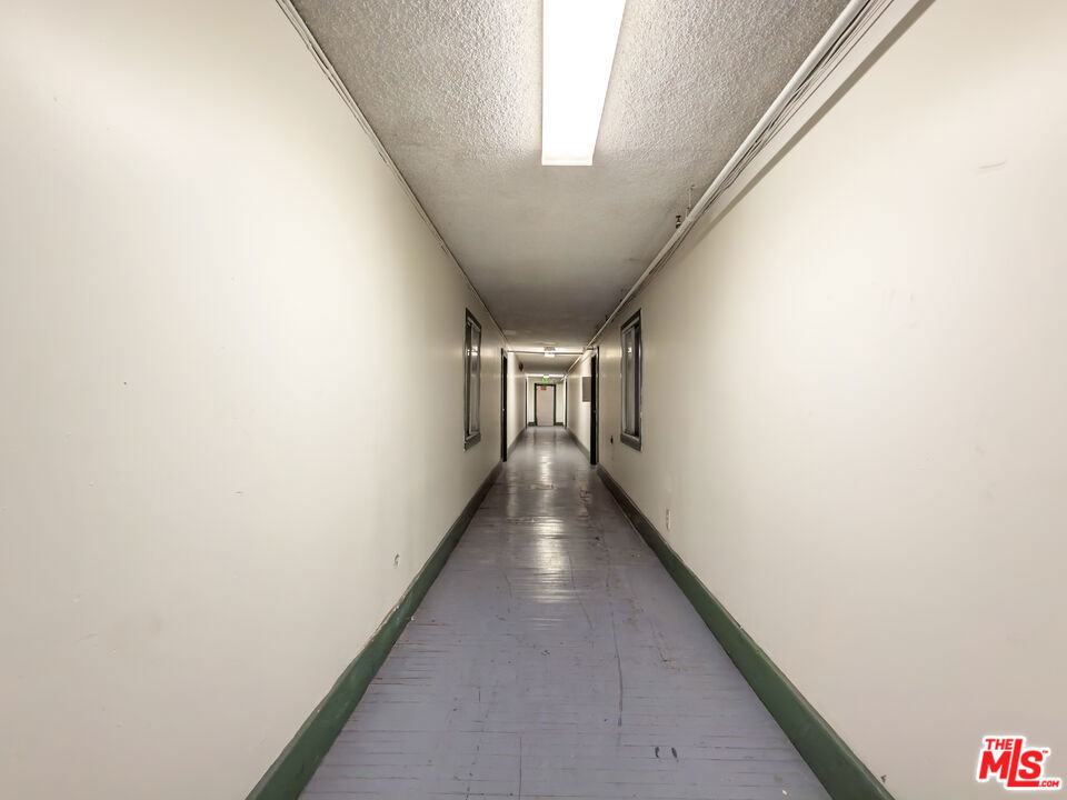 https://media.crmls.org/mediaz/12b96f99-552a-471c-a3ae-c58a4824e1f1.jpg?preset=X-Large