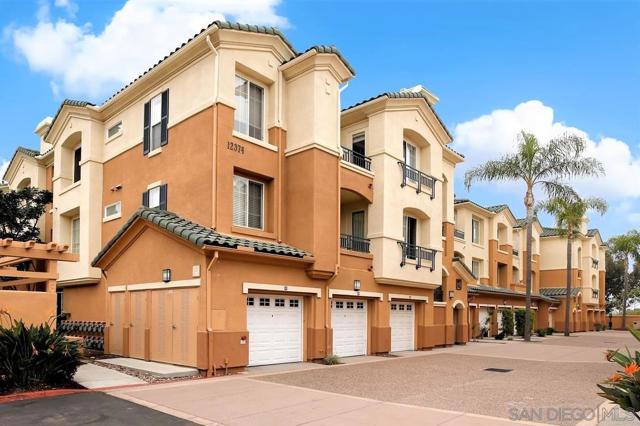 12374 Carmel Country Rd, San Diego CA: https://media.crmls.org/mediaz/12b9b4f1-decb-41e0-b72f-0a5537c2bc57.jpg