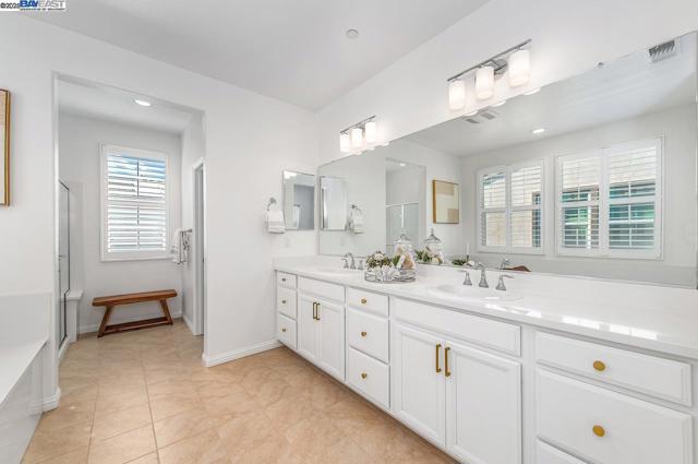 4338 Healdsburg Way, Dublin CA: https://media.crmls.org/mediaz/12b9ebd2-5c04-46af-82ff-371e886abfda.jpg