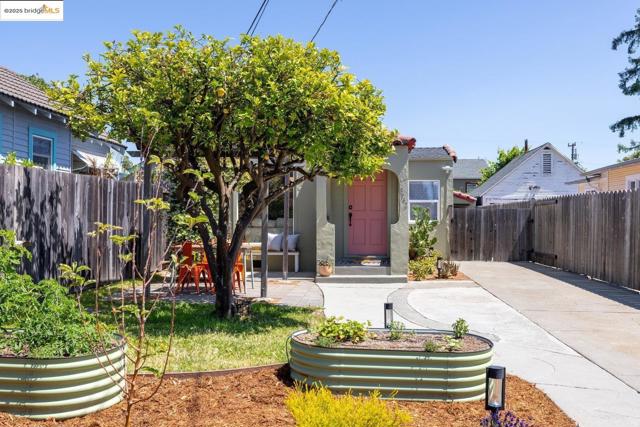 3742 Loma Vista AVE, Oakland CA: https://media.crmls.org/mediaz/12ba7040-8a3b-4efa-8ea6-79b56e49deb2.jpg