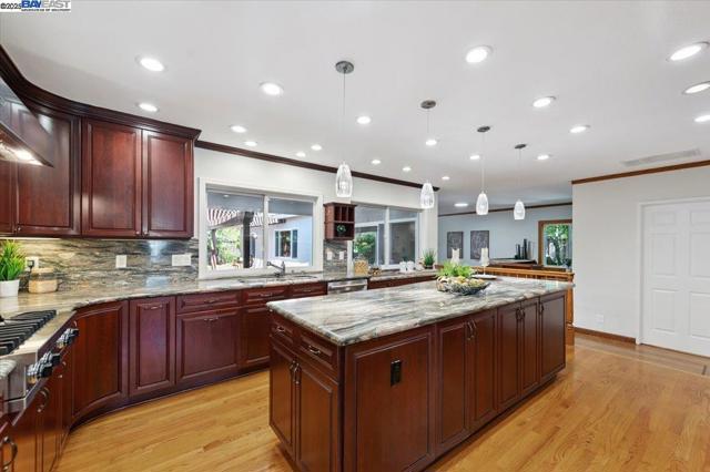 3284 Omega Cir, Pleasanton CA: https://media.crmls.org/mediaz/12ba8fdf-ecf6-48e7-a859-e35a5532bc82.jpg