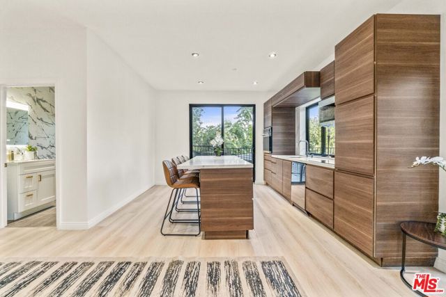 2315 Loma Vista Place, Los Angeles CA: https://media.crmls.org/mediaz/12bc533c-2154-4bf7-b488-14796fbfe388.jpg