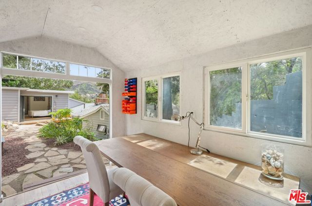 19817 Montau Drive, Topanga CA: https://media.crmls.org/mediaz/12bc56aa-bc65-41ff-b491-901f5eb8b8ee.jpg