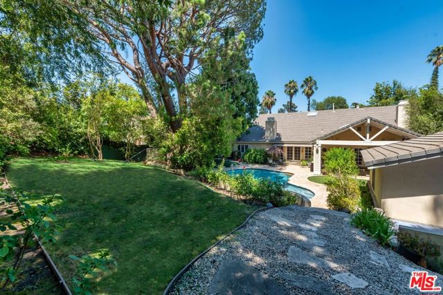 17040 Rancho Street, Encino CA: https://media.crmls.org/mediaz/12bcafbf-b4f2-4add-be0c-4e250f855685.jpg