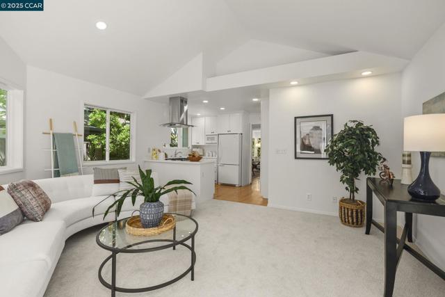 71 Maple Ln, Walnut Creek CA: https://media.crmls.org/mediaz/12bdbbc1-13c0-420e-9625-1c28ba9f20d3.jpg