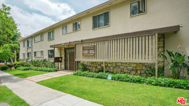 275 S Marengo Avenue, Pasadena CA: https://media.crmls.org/mediaz/12bddfb3-a47c-4842-9aeb-1145ddda9306.jpg