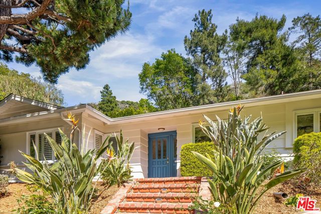 3276 Mandeville Canyon Road, Los Angeles CA: https://media.crmls.org/mediaz/12be0b33-c280-49dc-a31b-238b934de1ec.jpg