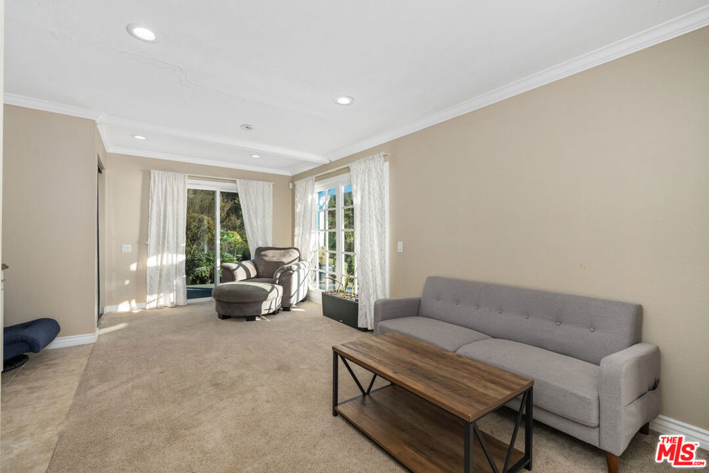 https://media.crmls.org/mediaz/12bedfe0-a651-4d61-b8e0-b0ccc7b0c5e3.jpg?preset=X-Large