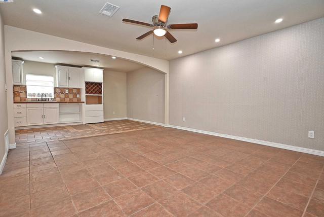 974 Walnut Dr, Oakley CA: https://media.crmls.org/mediaz/12bf1be2-532b-47c7-8250-2a609b050d88.jpg