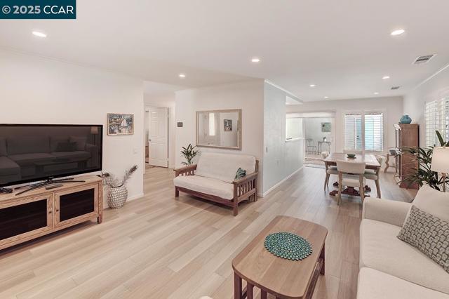 3128 Tice Creek Dr, Walnut Creek CA: https://media.crmls.org/mediaz/12bf50e9-6667-4427-99fc-84a30762f7c0.jpg