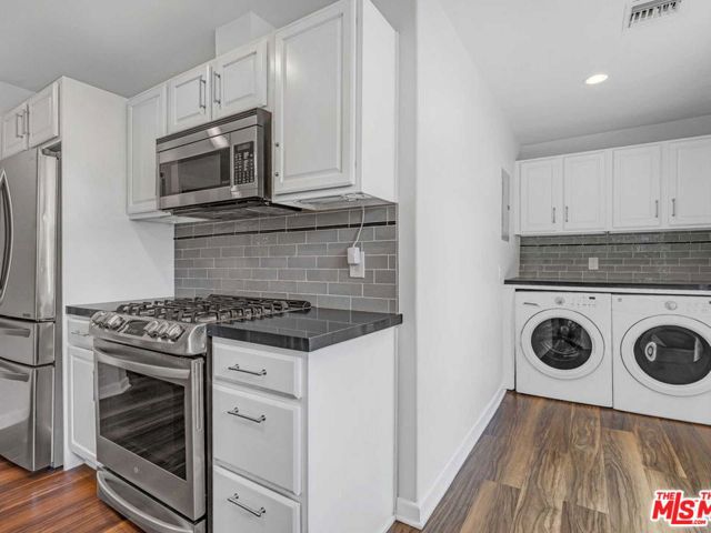 7024 De Longpre Avenue, Los Angeles CA: https://media.crmls.org/mediaz/12bf93f3-5fdc-41f7-ad65-4f19ab1b8a9c.jpg