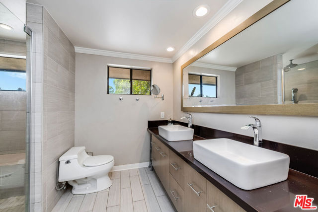 24417 Clipstone Street, Woodland Hills CA: https://media.crmls.org/mediaz/12bfd293-388c-479e-84e4-3b39f50e12f5.jpg