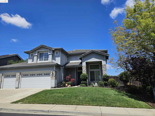 8040 Kelok Way, Clayton CA: https://media.crmls.org/mediaz/12c014ba-d8bb-43ba-b23e-665978c55dce.jpg