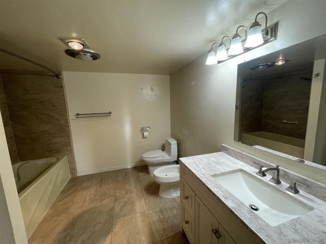 2420 Torrey Pines Rd, La Jolla CA: https://media.crmls.org/mediaz/12c041c7-38c7-4158-a780-cbecd8862f12.jpg