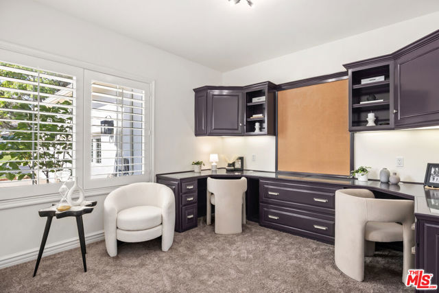 17400 Oak Creek Court, Encino CA: https://media.crmls.org/mediaz/12c06019-2e82-45ad-af9a-c17023d0eb1c.jpg