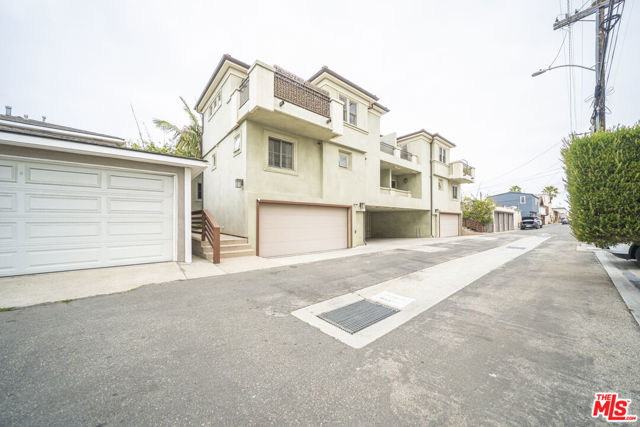 642 Hermosa Avenue, Hermosa Beach CA: https://media.crmls.org/mediaz/12c080cf-7cbd-44c1-b6b1-95a5e1d1f33c.jpg