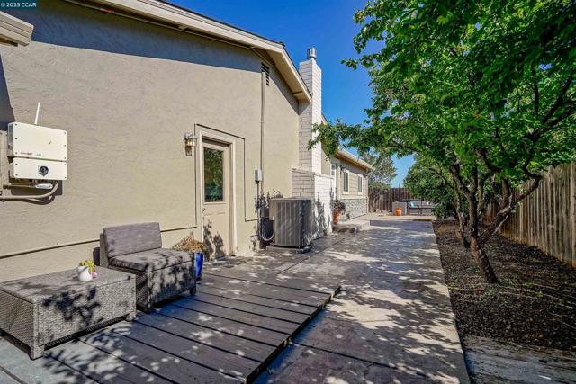 5665 Lewis Way, Concord CA: https://media.crmls.org/mediaz/12c09e1f-6e75-43f5-a5bd-417eedbef3d7.jpg