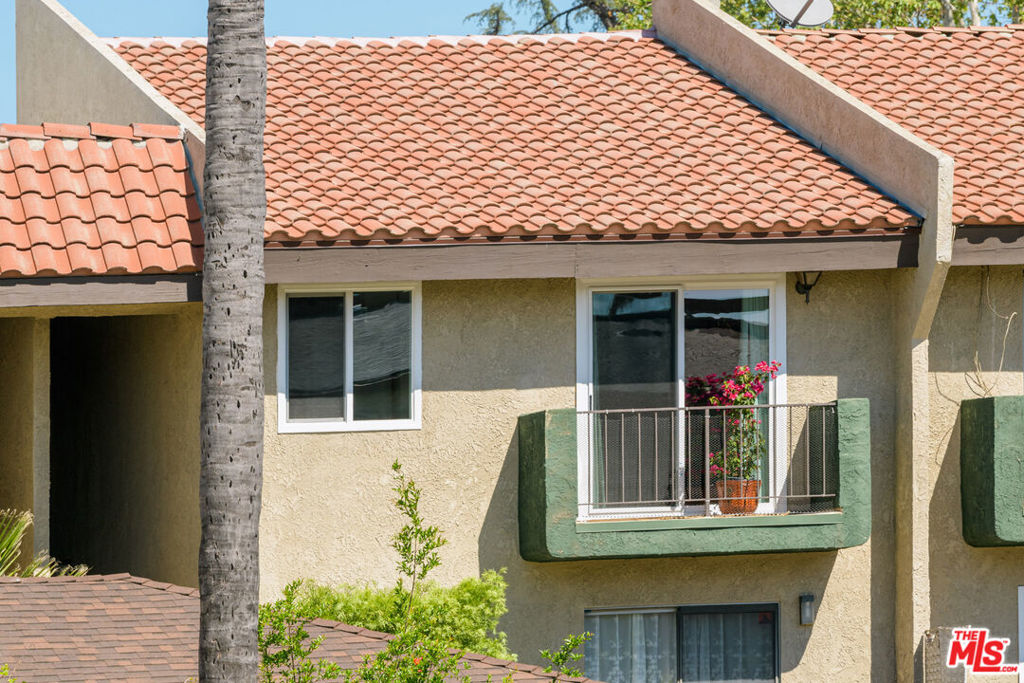 7439 Woodman Avenue #25