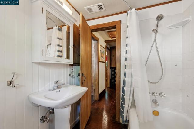 1611 Carmel Dr, Walnut Creek CA: https://media.crmls.org/mediaz/12c35729-bc14-4b46-9dff-d3b87ffd1c32.jpg