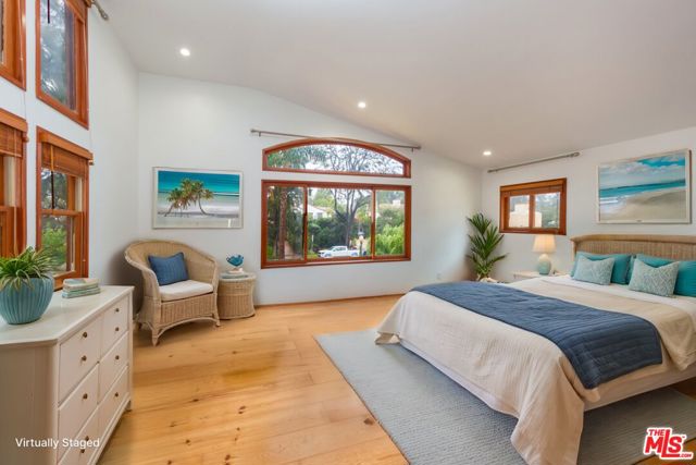 10734 Lindbrook Drive, Los Angeles CA: https://media.crmls.org/mediaz/12c497a7-1d33-4a08-8d46-ce3a6076781f.jpg