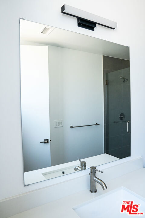 https://media.crmls.org/mediaz/12c52986-c9c8-4a01-aa4e-be0d81d97404.jpg?preset=X-Large