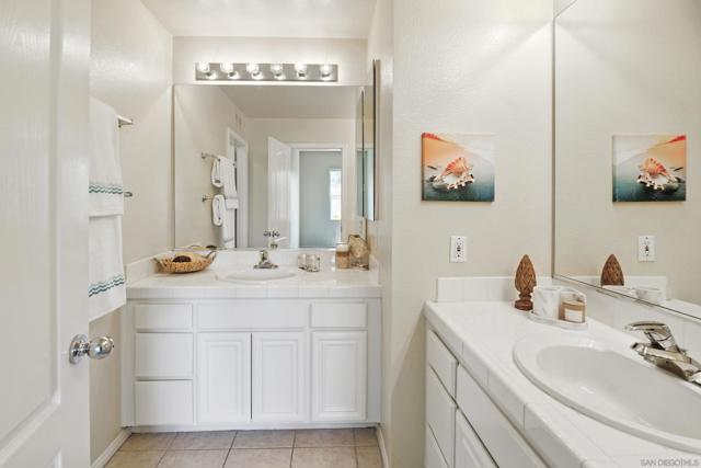 Upstairs Full Bathroom